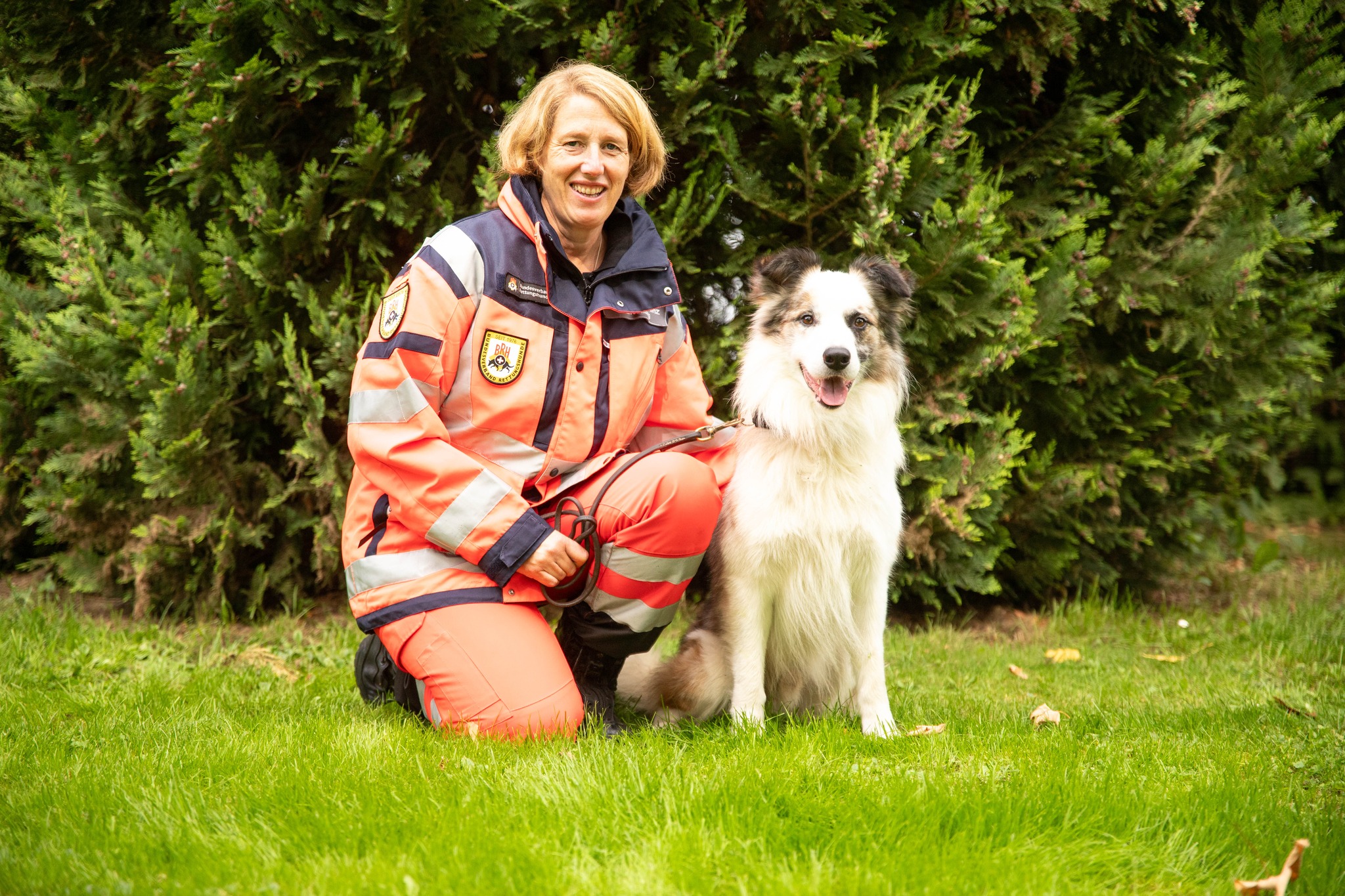 Birthe Hinrichsen-Hinz (1. Vorsitzende) mit ihrem Border Collie Flynn, geprüfter Flächensuchhund, Vorprüfung Trümmersuche bestanden