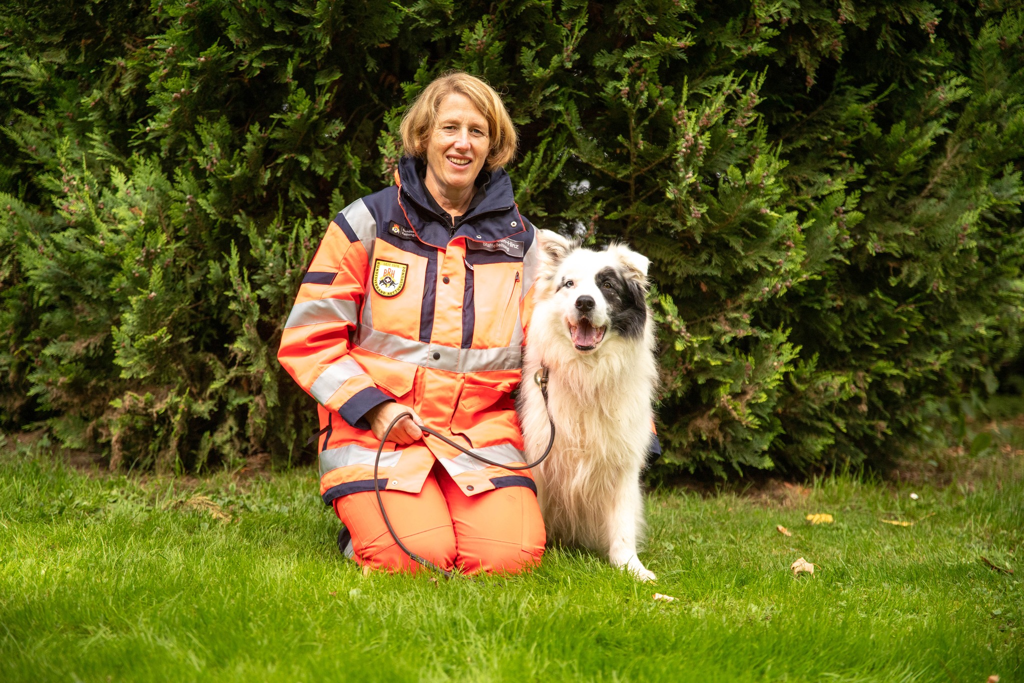 Birthe Hinrichsen-Hinz (1. Vorsitzende) mit ihrem Border Collie Maru, geprüfter Flächensuchhund