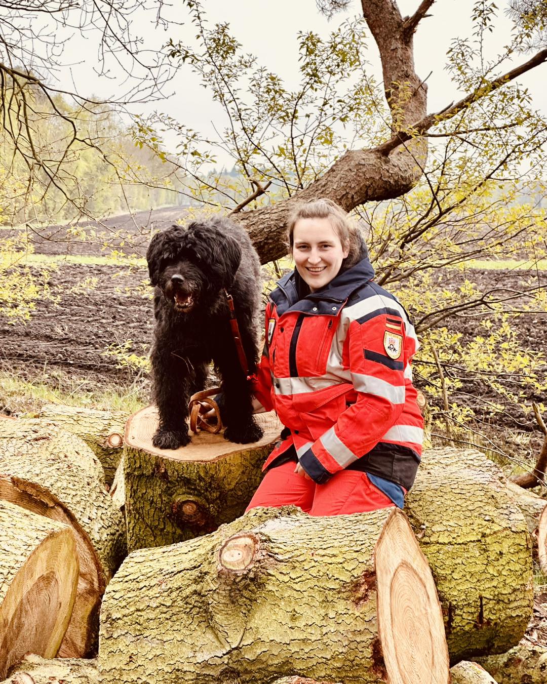 Madlin Degler mit Ihrem Bouvier Toska, geprüfter Flächensuchhund